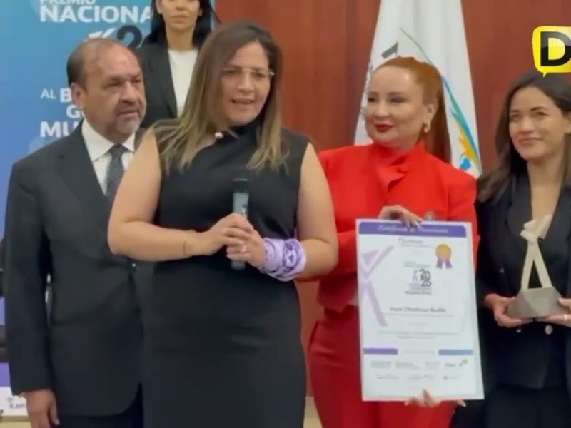 RECIBE PEPE CHEDRAUI PREMIO POR BUEN GOBIERNO