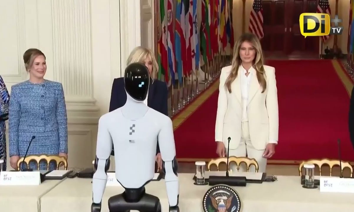 MELANIA TRUMP PRESENTA AL ROBOT HUMANOIDE