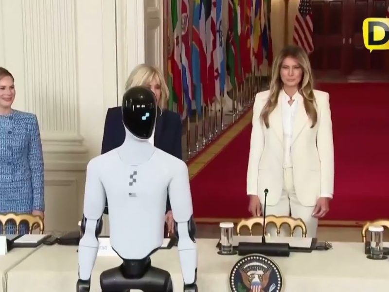 MELANIA TRUMP PRESENTA AL ROBOT HUMANOIDE