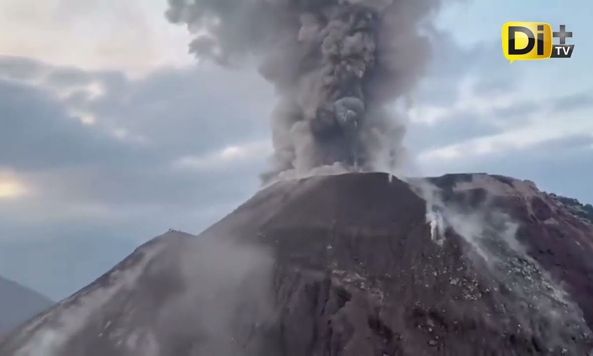 TURISTAS ESCAPAN DE ERUPCIÓN EN VOLCÁN SANTIAGUITO