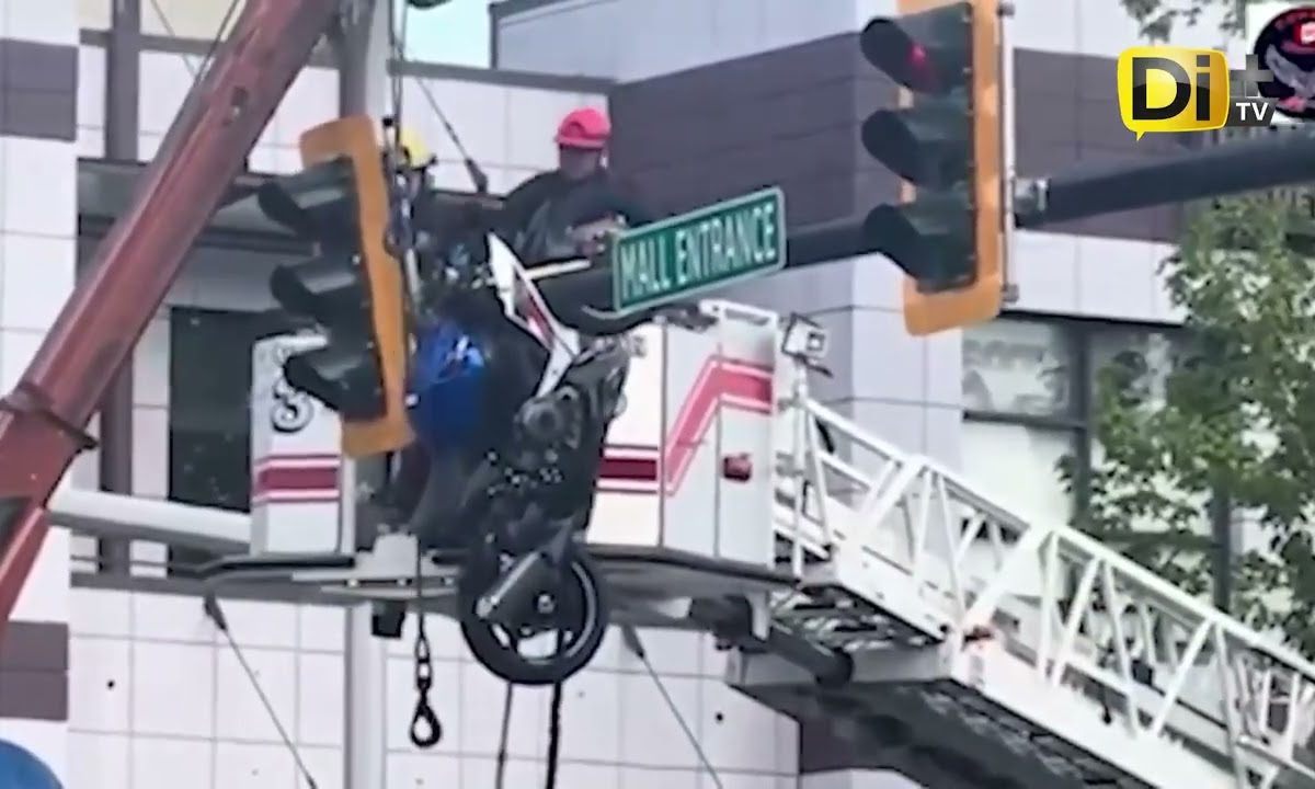 MOTOCICLETA TERMINA INCRUSTADA EN SEMÁFORO TRAS ACCIDENTE