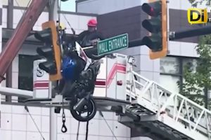 MOTOCICLETA TERMINA INCRUSTADA EN SEMÁFORO TRAS ACCIDENTE