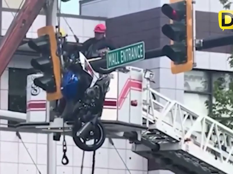 MOTOCICLETA TERMINA INCRUSTADA EN SEMÁFORO TRAS ACCIDENTE