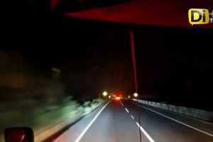 TRAILERO EVITA ASALTO Y ATROPELLA A DELINCUENTE