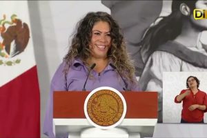 PRESIDENTA RECIBE AL PATO MERLÍN EN PALACIO