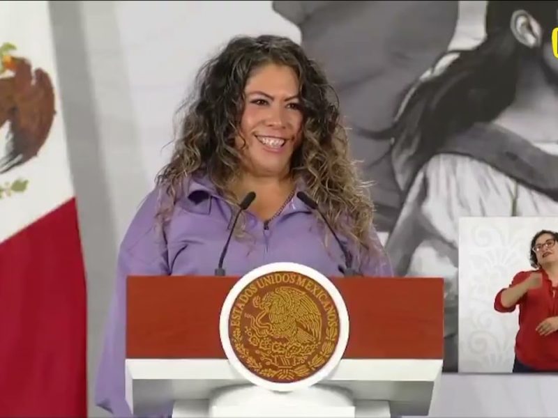 PRESIDENTA RECIBE AL PATO MERLÍN EN PALACIO