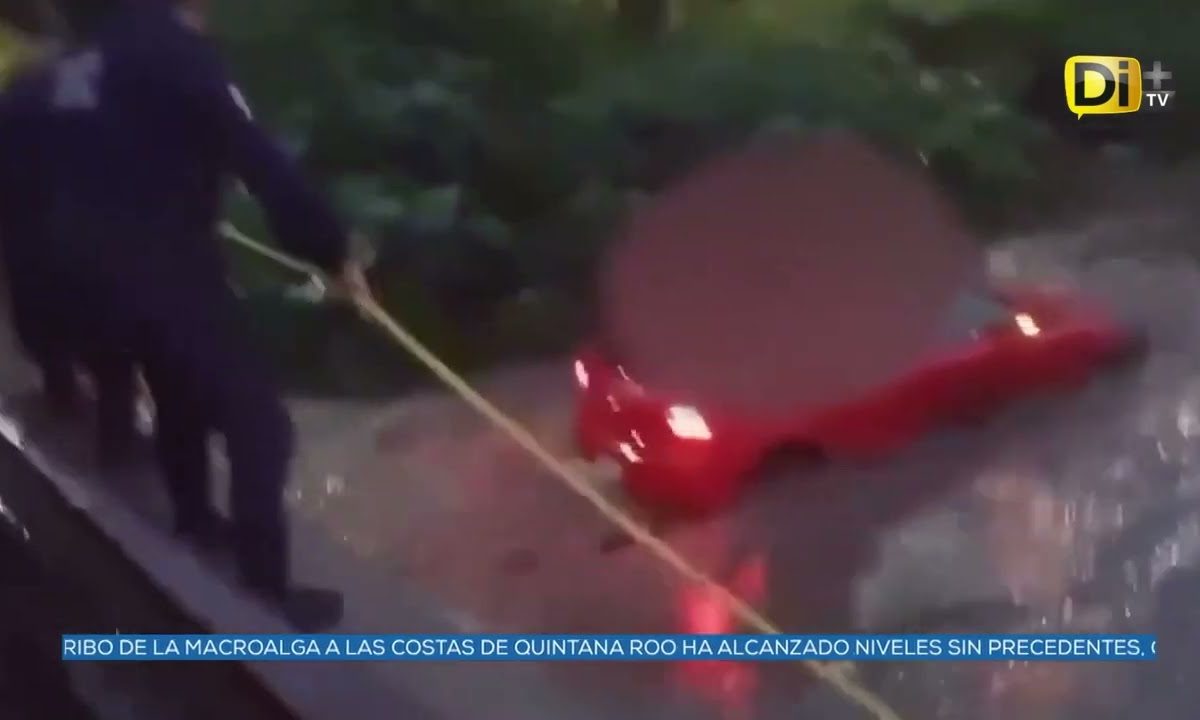 RESCATAN A PAREJA POBLANA ATRAPADA EN AUTO