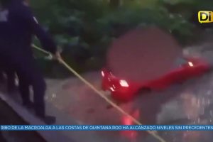 RESCATAN A PAREJA POBLANA ATRAPADA EN AUTO