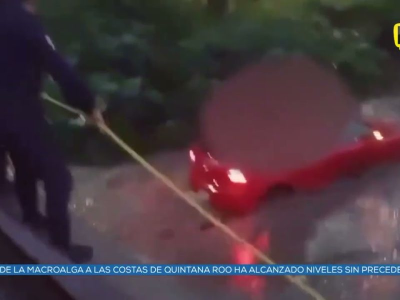 RESCATAN A PAREJA POBLANA ATRAPADA EN AUTO