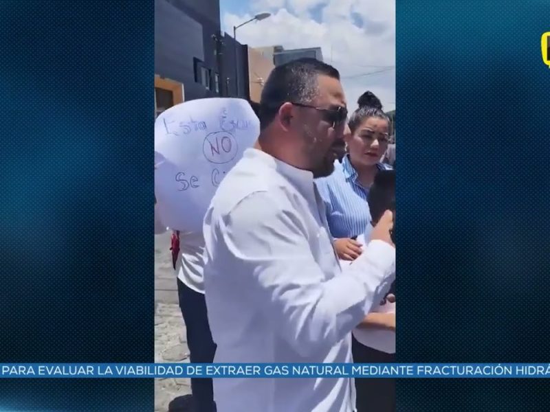 PADRES DE FAMILIA Y ESTUDIANTES DEL AMIZ SE MANIFIESTAN CONTRA EL CIERRE DE LA ESCUELA