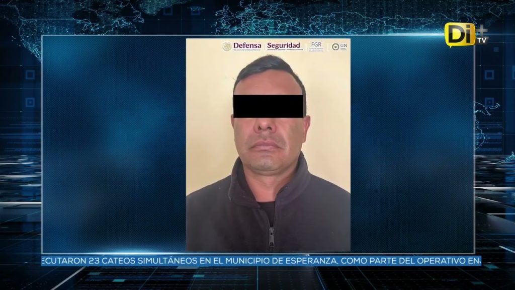 DETIENEN AL PRESIDENTE MUNICIPAL DE ESPERANZA POR PERTENECER A RED CRIMINAL
 #OperativoEnjambre || Omar García Harfuch @OHarfuch  confirmó la ejecución de 23 cateos simultáneos en #Esperanza, Puebla, logrando la detención de nueve integrantes de una red criminal —incluyendo al alcalde Isaac “N”, la exdirectora de seguridad Abigail “N” y un familiar— dedicada al robo de carga, extorsión y secuestro en la vía Puebla-Veracruz. Durante el operativo federal y estatal se aseguraron 35 armas de fuego, 2 fusiles Barrett y 11 vehículos blindados. @ivanmercado te informa
